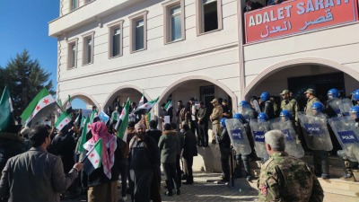 قوات الشرطة تعتدي على مظاهرة سلمية للمحامين - تلفزيون سوريا