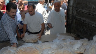"تاجروا بالخبز وسرقوا الدعم".. سوريون يطالبون بإلغاء بيع الخبز عبر المعتمدين