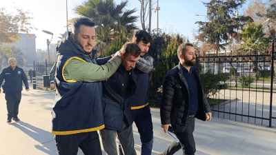 فرق الأمن التركية تنقل المشتبه به "أكّي" إلى مخفر الشرطة (DHA)