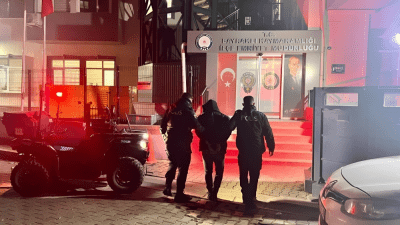 السلطات التركية تنقل أحد السوريين الموقوفين إلى مخفر الشرطة (Damga)