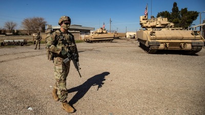 جندي أميركي يسير بالقرب من مركبة برادلي القتالية خلال دورية في ريف الحسكة شمال شرقي سوريا - 2 شباط 2021 (AFP)