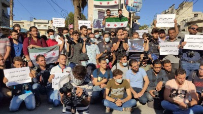 وقفة نظمها إعلاميون في إدلب بعد اعتداء "هيئة تحرير الشام" على عدد منهم (أرشيفية - تويتر)