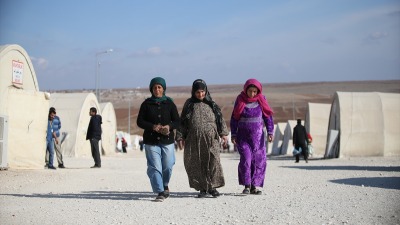سوريون في إحدى المخيمات التركية 