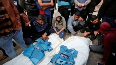 فلسطينيون ينعون الصحفيين المحليين حسونة سليم وساري منصور، اللذين استشهدا في غارة إسرائيلية على منزلهما، في مستشفى وسط قطاع غزة.