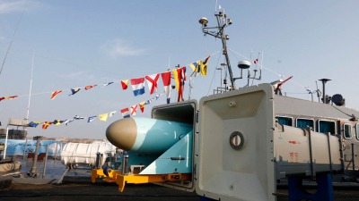صاروخ إيراني خلال حفل إزاحة الستار في قاعدة بحرية في كوناراك بإيران