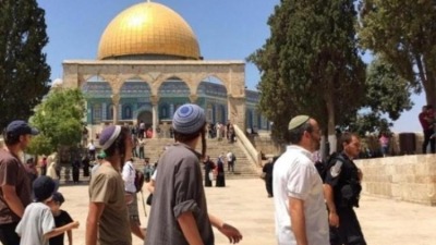 مستوطنون يقتحمون باحات المسجد الأقصى مع انطلاق عيد الأنوار اليهودي | فيديو