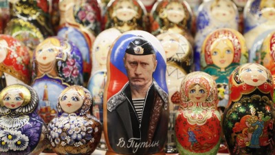 دمية ماتريوشكا التقليدية الروسية في أحد محلات بيع الهدايا (أ.ب.إ)