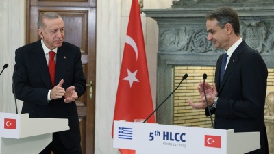 الرئيس التركي رجب طيب أردوغان مع رئيس الوزراء اليوناني في أثينا (الأناضول)