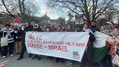 آلاف الأشخاص في مظاهرة دعما لفلسطين ولوقف إطلاق النار في مدينة جنيف السويسرية، 16 كانون الأول/ديسمبر 2023 (الأناضول)