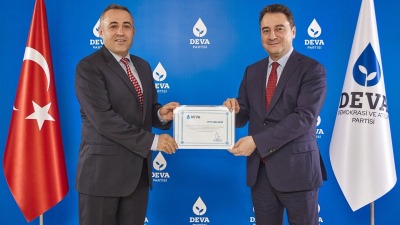 نائب حزب DEVA عرفان كاراتوتلو مع زعيم الحزب علي باباجان (وسائل إعلام تركية)