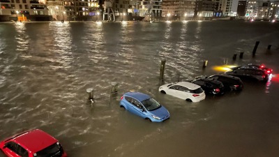 موقف سيارات غمرته مياه الأمطار في مدينة هامبورغ - 29 كانون الثاني 2022 (رويترز)