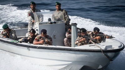 جنود في الجيش الإيراني يشاركون في مناورات عسكري بمضيق هرمز (أرشيفية)