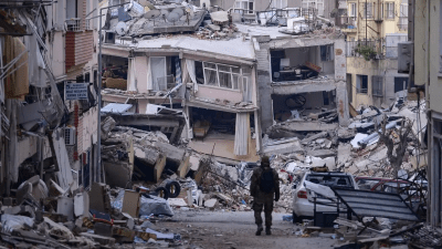 قضى فيه سوريون.. مالك مبنى انهار في زلزال أنطاكيا يواجه تهمة "القتل العمد" 