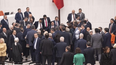 أعضاء البرلمان التركي يلتفون حول النائب حست بيتماز عقب سقوطه على الأرض (TRT)