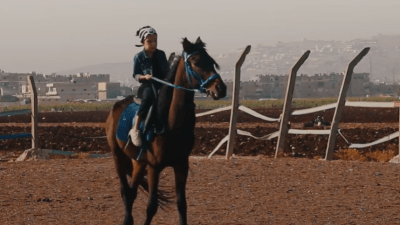 فارسات "المغيرات" على ظهور الخيول للمرة الأولى في الشمال السوري 