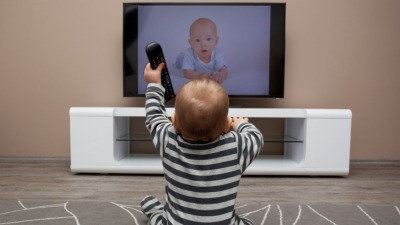 هل تؤثر مشاهدة التلفاز على استيعاب الطفل؟
