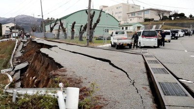 "كأن الأرض تنبض".. مشهد مرعب من شارع في اليابان بعد الزلزال العنيف 