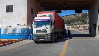 شاحنة محملة بالمساعدات تدخل إلى سوريا - باب الهوى