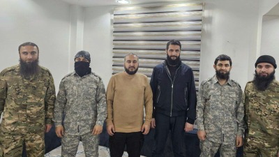 صورة تجمع الجولاني مع القادة العسكريين المفرج عنهم - متداول