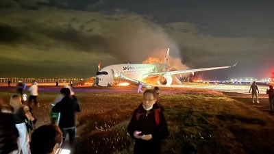 اشتعال النيران بطائرة ركاب يابانية.. ما سبب الحريق وما مصير الركاب؟