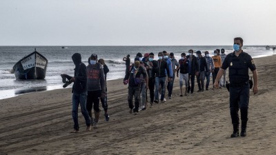 لاجئون ومهاجرون بعد وصولهم إلى إسبانيا