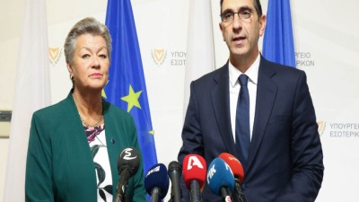 وزير الداخلية القبرصي كونستانتينوس يوانو ومفوضة الاتحاد الأوروبي إيلفا يوهانسون 