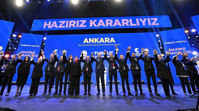 أردوغان مع مرشحي حزبه للانتخابات البلدية (الأناضول)