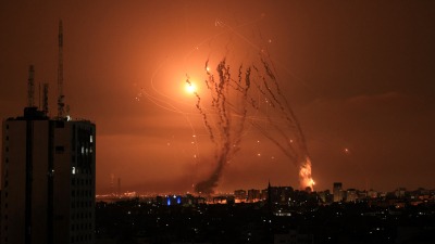 نيران صواريخ أطلقتها المقاومة الفلسطينية من غزّة على المستوطنات الإسرائيلية – 8 تشرين الأول 2023 (AFP)