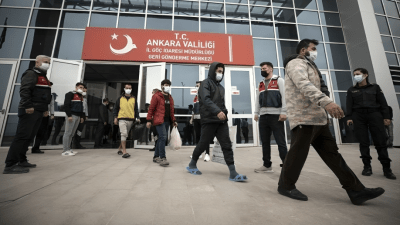 لاجئون سوريون يخرجون من دائرة إدارة الهجرة في العاصمة أنقرة (وسائل إعلام تركية)