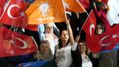 أنصار حزب العدالة والتنمية الحكم في تركيا (رويترز)