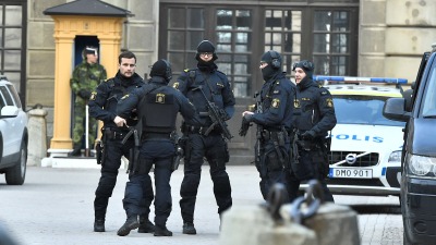 عناصر من الشرطة السويدية في العاصمة ستوكهولم - رويترز