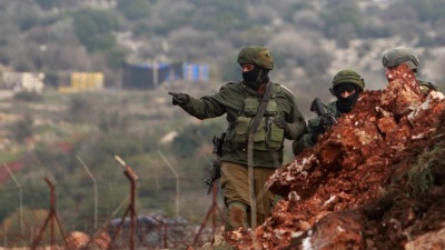 جنود إسرائيليون قرب الحدود اللبنانية - رويترز