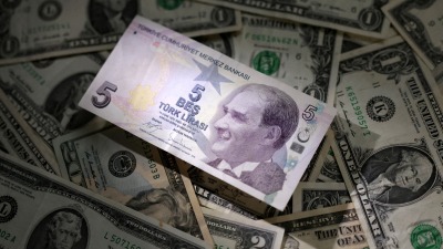 أوراق النقدية بالليرة التركية والدولار الأمريكي (رويترز)