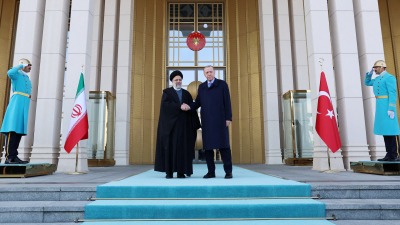 الرئيس التركي يستقبل نظيره الإيراني في العاصمة أنقرة (رويترز)
