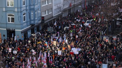 مظاهرة منتهضة لـ"حزب البديل من أجل ألمانيا" واليمين التطرف في دوسلدورف - 27 كانون الثاني 2024 (رويترز)