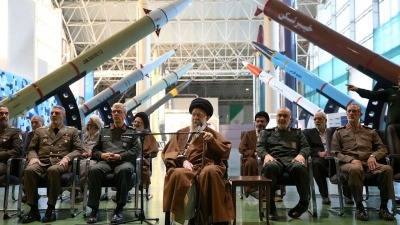 آية الله علي خامنئي يتصدر كوكبة من المسؤولين العسكريين وتعلوهم مجموعة من الصواريخ المصنعة في إيران
