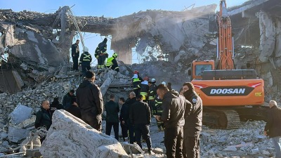 فرق الإنقاذ تتفقد مبنى تعرض لقصف الحرس الثوري الإيراني في أربيل – 16 كانون الثاني 2024 (AFP)