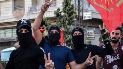 عناصر من "الشبيبة الثورية" في مظاهرة بالقامشلي - تموز 2023 (Radio Rojava)
