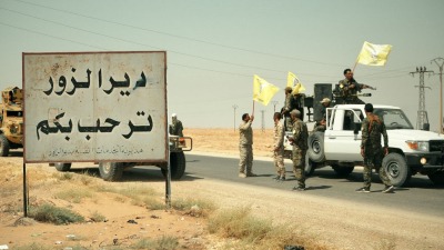 مقاتلون من "قسد" على مدخل مدينة دير الزور شرقي سوريا (روداو)