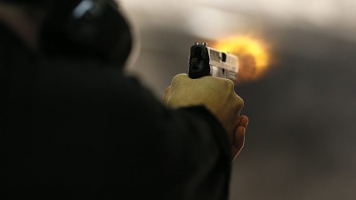 صورة تعبيرية لشخص يطلق النار من مسدس - Getty