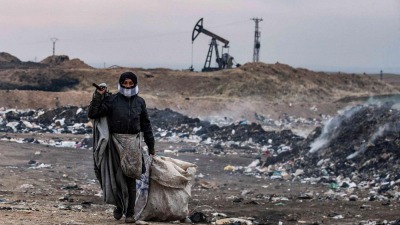 سوري يعمل بجمع القمامة قرب حقول للنفاط شمال شرقي سوريا - فرانس برس