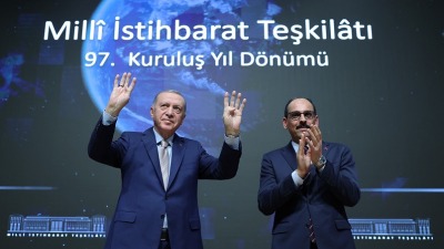 الرئيس التركي رجب طيب أردوغان برفقة رئيس الاستخبارات العامة إبراهيم كالن (الأناضول)