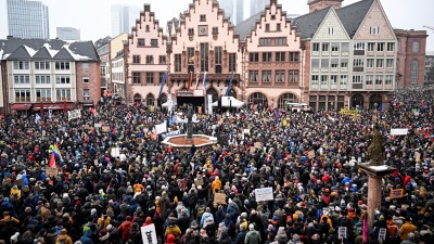 مظاهرة ضد العنصرية والسياسة اليمينية المتطرفة في ساحة "رومر" بمدينة فرانكفورت - 20 كانون الثاني 2024 (AFP)