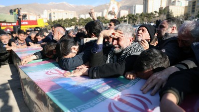 مشيعون يحضرون جنازة ثلاثة من أعضاء الحرس الثوري الإيراني قتلوا في دمشق في غارة ألقيت باللوم فيها على إسرائيل في 20 يناير، في العاصمة الإيرانية طهران في 22 يناير، 2023.
