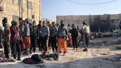 عناصر من "داعش" المحتجزون في سجن الصناعة بمدينة الحسكة شمال شرقي سوريا - (FARHAD SHAMI/ تويتر)