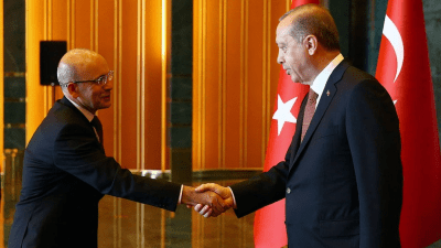 الرئيس التركي يتقبل التهاني من محمد شيمشك عقب نجاحه في الانتخابات الرئاسية الأخيرة (وسائل إعلام تركية)