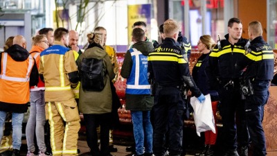 الشرطة الهولندية تحاول البحث عن شهود عيان يساعدونها في التوصل إلى حقيقة ما حدث ليلة الجريمة (AFP)