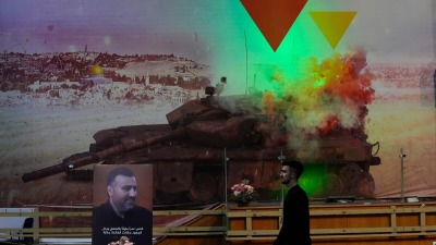 أحد مؤيدي حزب الله وهو يتجه نحو صورة كبيرة نصبت للقيادي صالح العاروري من حركة حماس إثر اغتياله في الضاحية الجنوبية يوم الثلاثاء الماضي