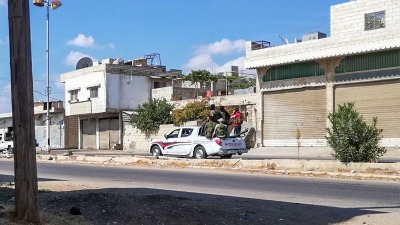 عناصر من الفصائل المحلية خلال دخولهم مدينة جاسم للمشاركة بالحملة ضد خلايا "داعش" - 15 تشرين الأول 2022 (درعا 24)
