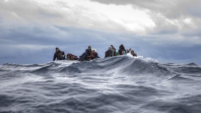 القارب كان يقل 36 طالب لجوء قبل غرقه بالقرب من شاطئ صخري في جزيرة ليسبوس - AP